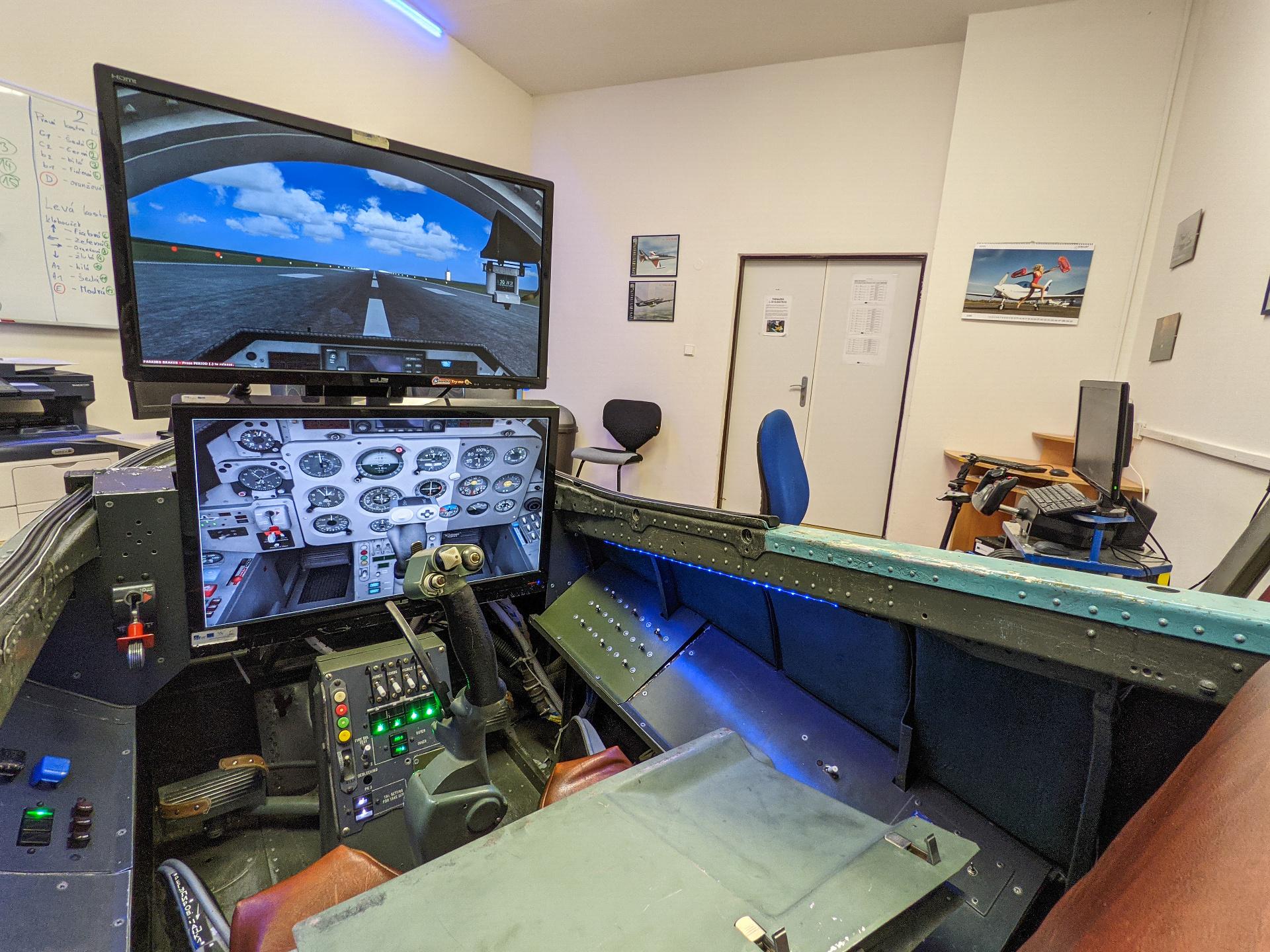 Záběr na vnitřek leteckého simulátoru